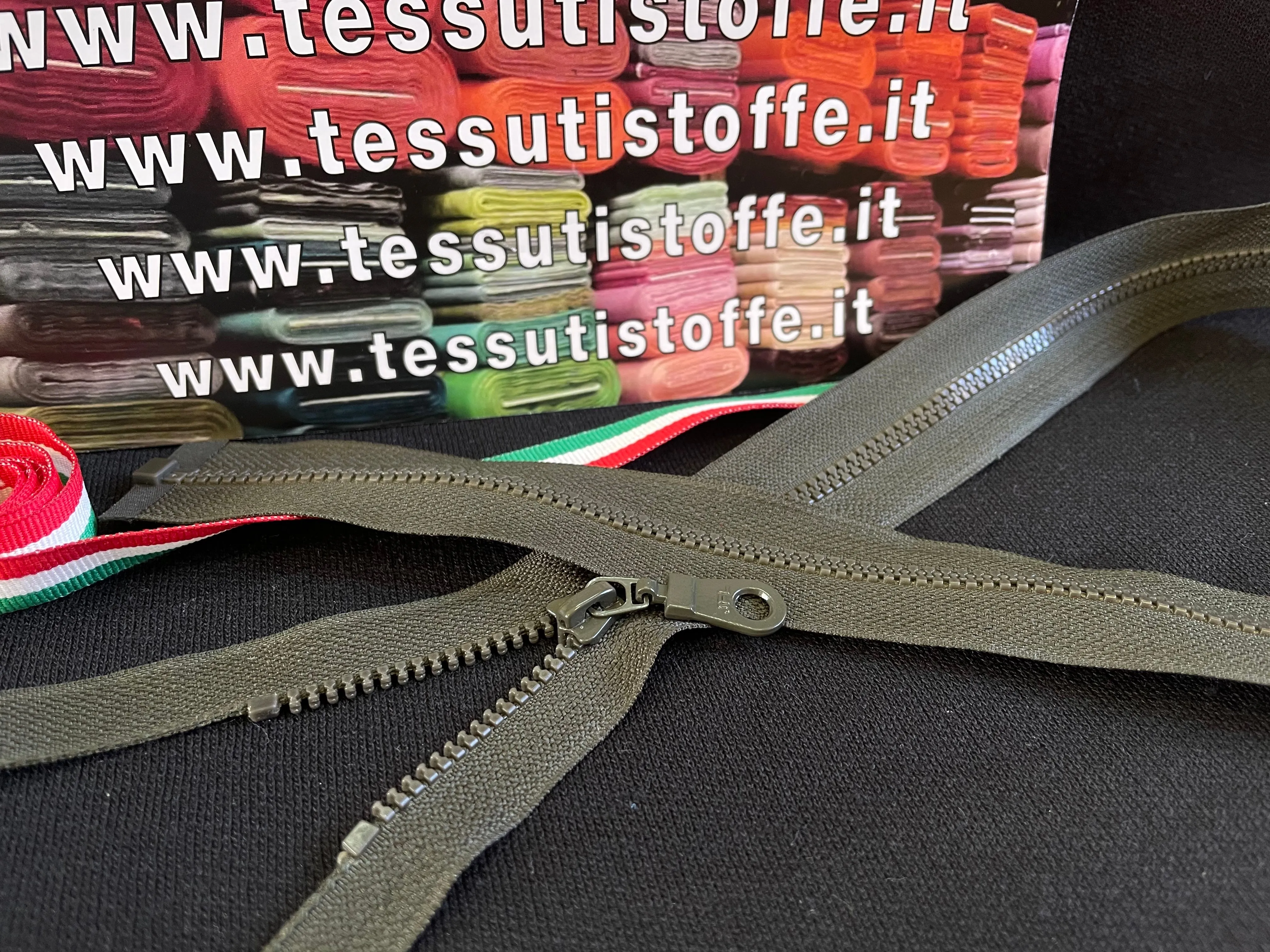 Cerniera Divisibile In PLastica Con Cursore Occhiello 65 Cm Verde Militare