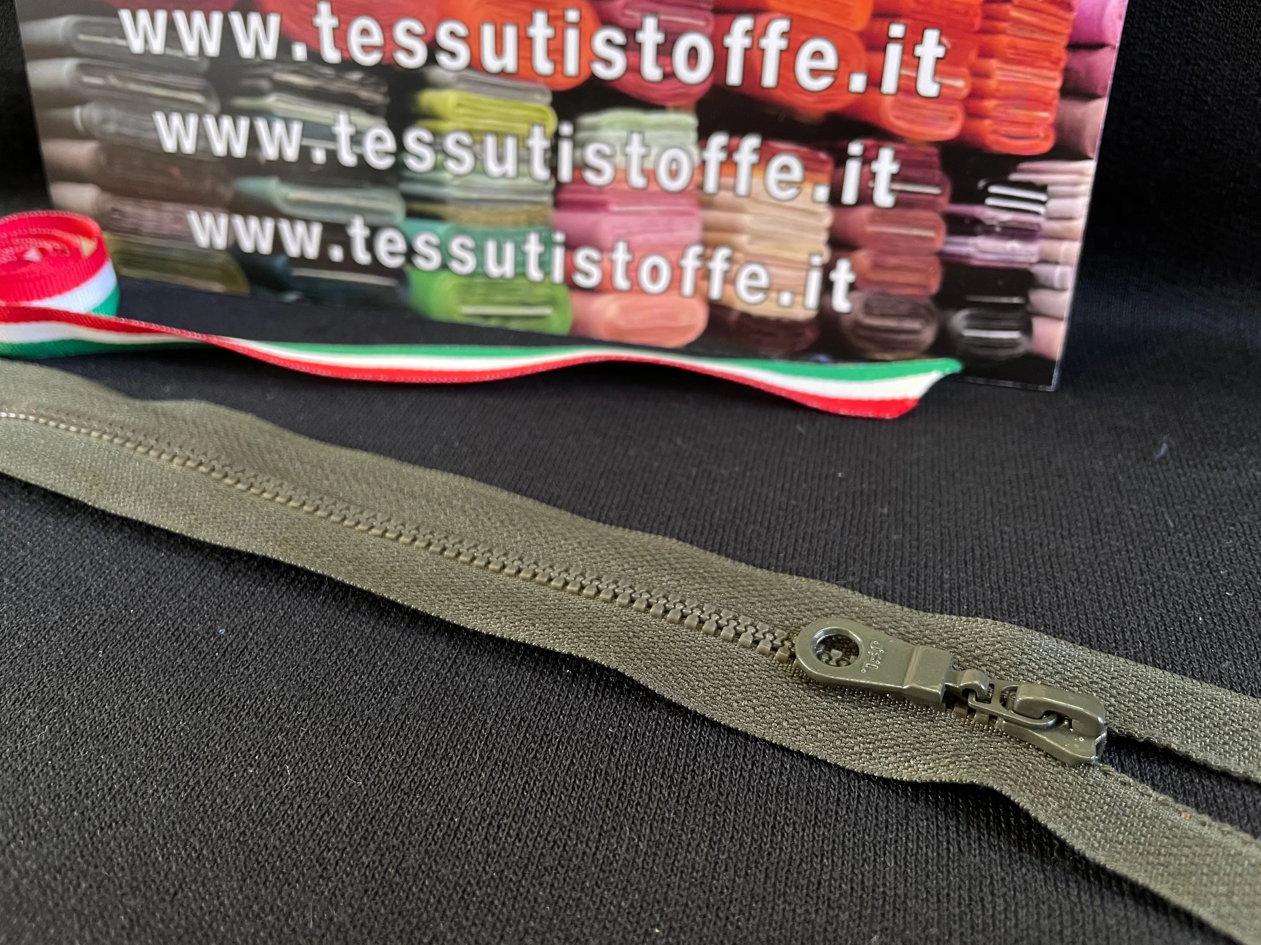 Cerniera Divisibile In PLastica Con Cursore Occhiello 65 Cm Verde Militare